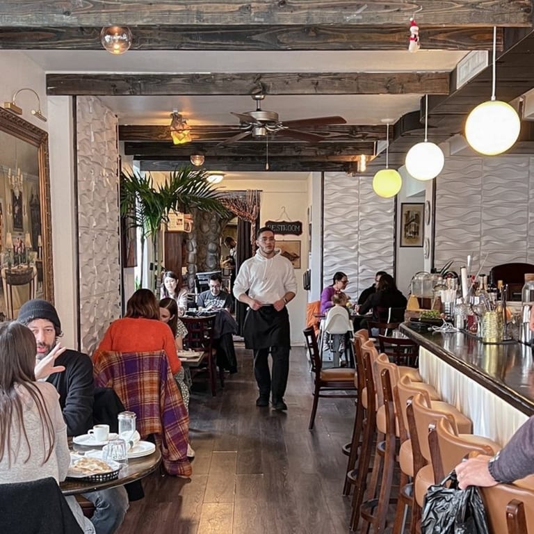 Relaxed Dine-In Experience